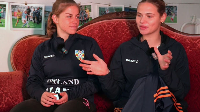 Questions on the couch - Cato & Jess